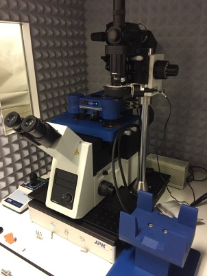 AFM-en klar på mikroskopet inne i boksen sin.
